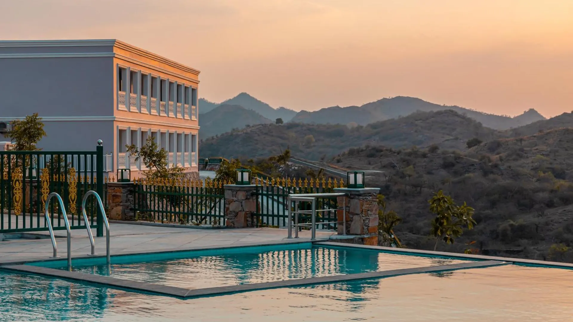 Tree Of Life Vantara Resort & Spa Udaipur 5*,